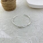 دستبند زنانه بنگل مینیمال مدل گره کد B5335