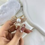 گل سینه زنانه ژوپینگ مدل پاپیون و مروارید کد G4185