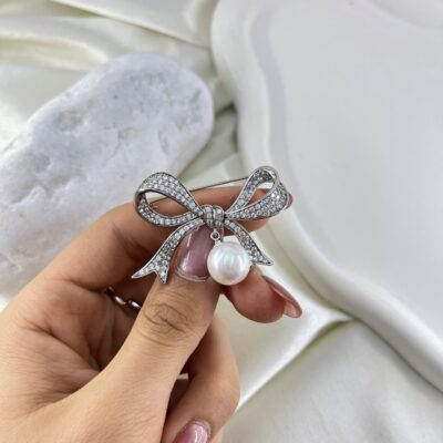 گل سینه زنانه ژوپینگ مدل گل و مروارید کد G4186