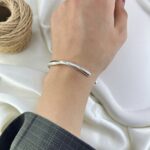 دستبند زنانه بنگل مدل موج کد B5473