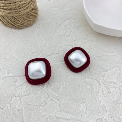 گوشواره زنانه مخملی مدل مربع و مروارید کد E6068