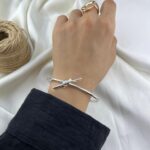دستبند زنانه بنگل مینیمال مدل گره کد B5507