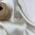 گل سینه زنانه مدل دیور G4202