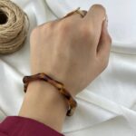 دستبند زنانه بنگل مدل رزین پلنگی کد B5560