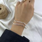 دستبند زنانه بنگل مینیمال مدل خط کد B5509
