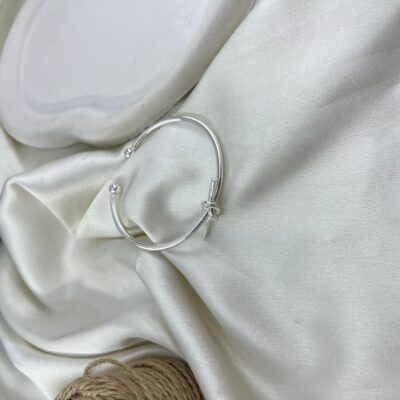 دستبند زنانه بنگل مینیمال مدل گره کد B5507