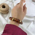 دستبند زنانه بنگل مدل رزین پلنگی کد B5555