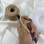 دستبند زنانه ژوپینگ بنگل مدل پیچ جواهری B5605