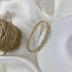 دستبند زنانه ژوپینگ بنگل مدل پیچ جواهری B5605